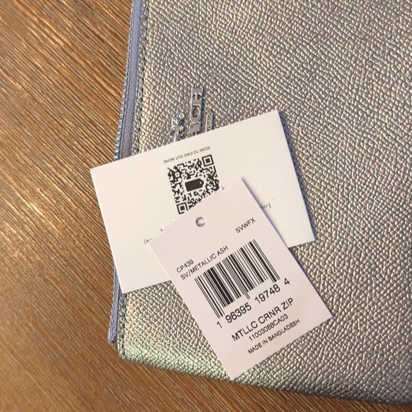 New in  box Coach wristlet - Picture 3 of 4